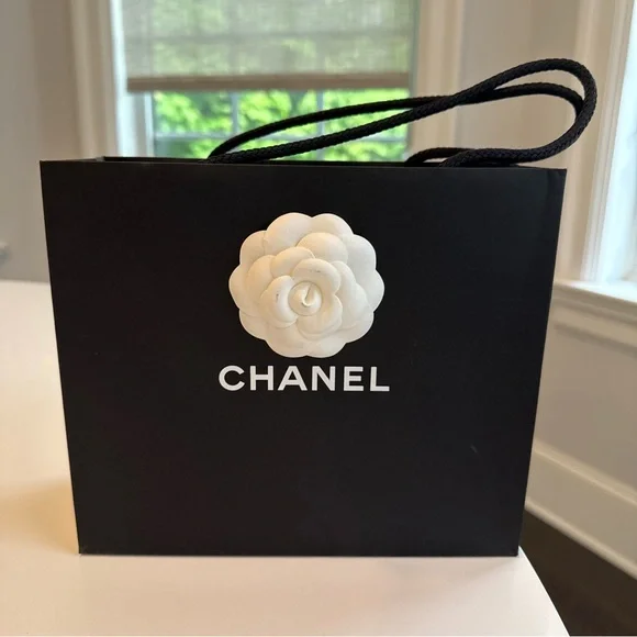Chanel shopping bag w/ Camellia flower and ribbon - Picture 2 of 2